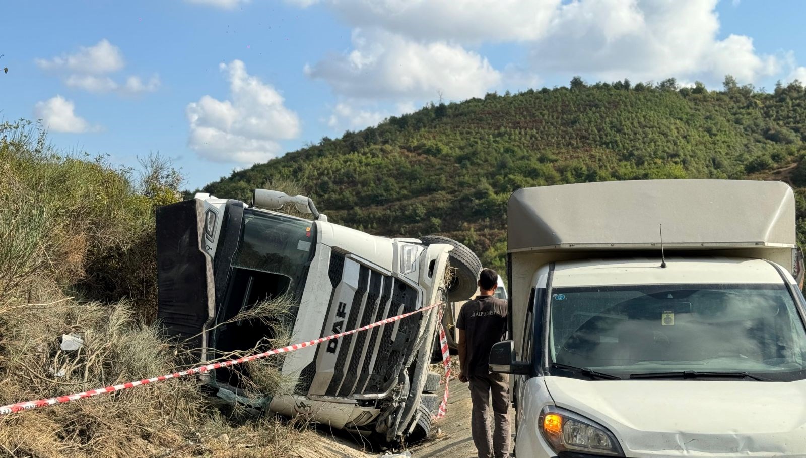 arnavutkoyde hafriyat kamyonu devrildi 5WSYqNAR
