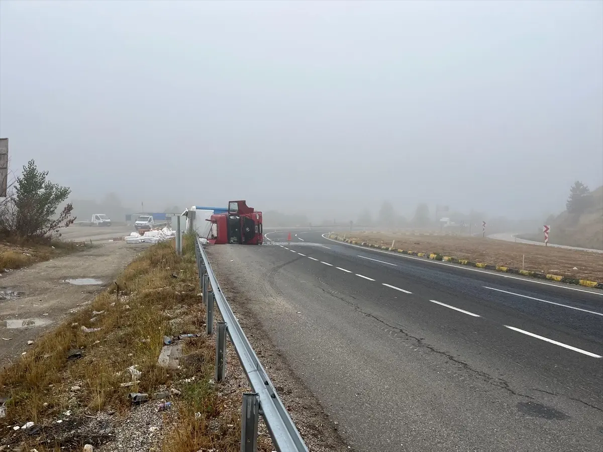 cerkeste tir devrildi surucu yaralandi GJDw3lCq