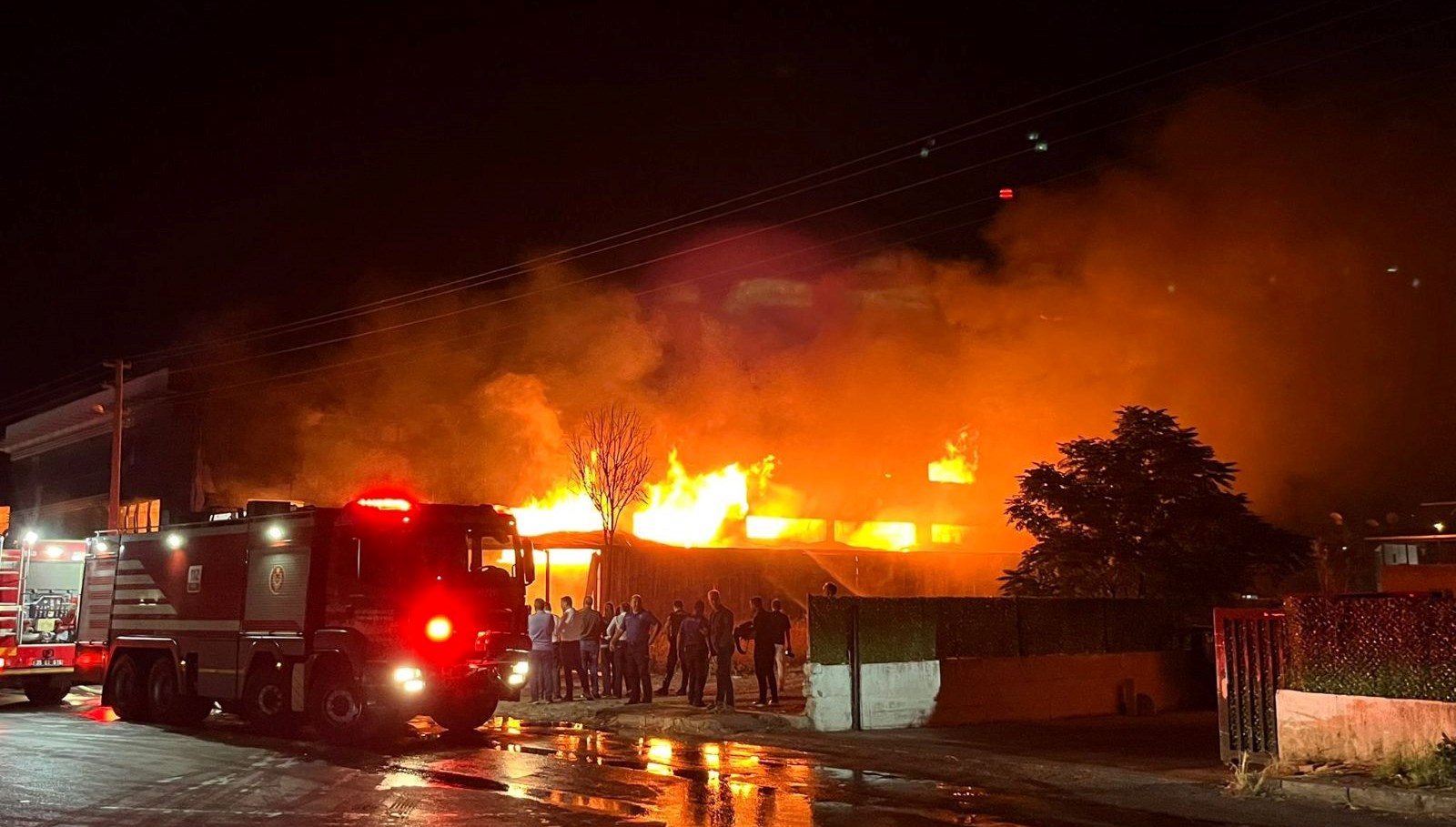 izmirde fabrika yangini ekipler mudahale eidyor FkR7rr9p