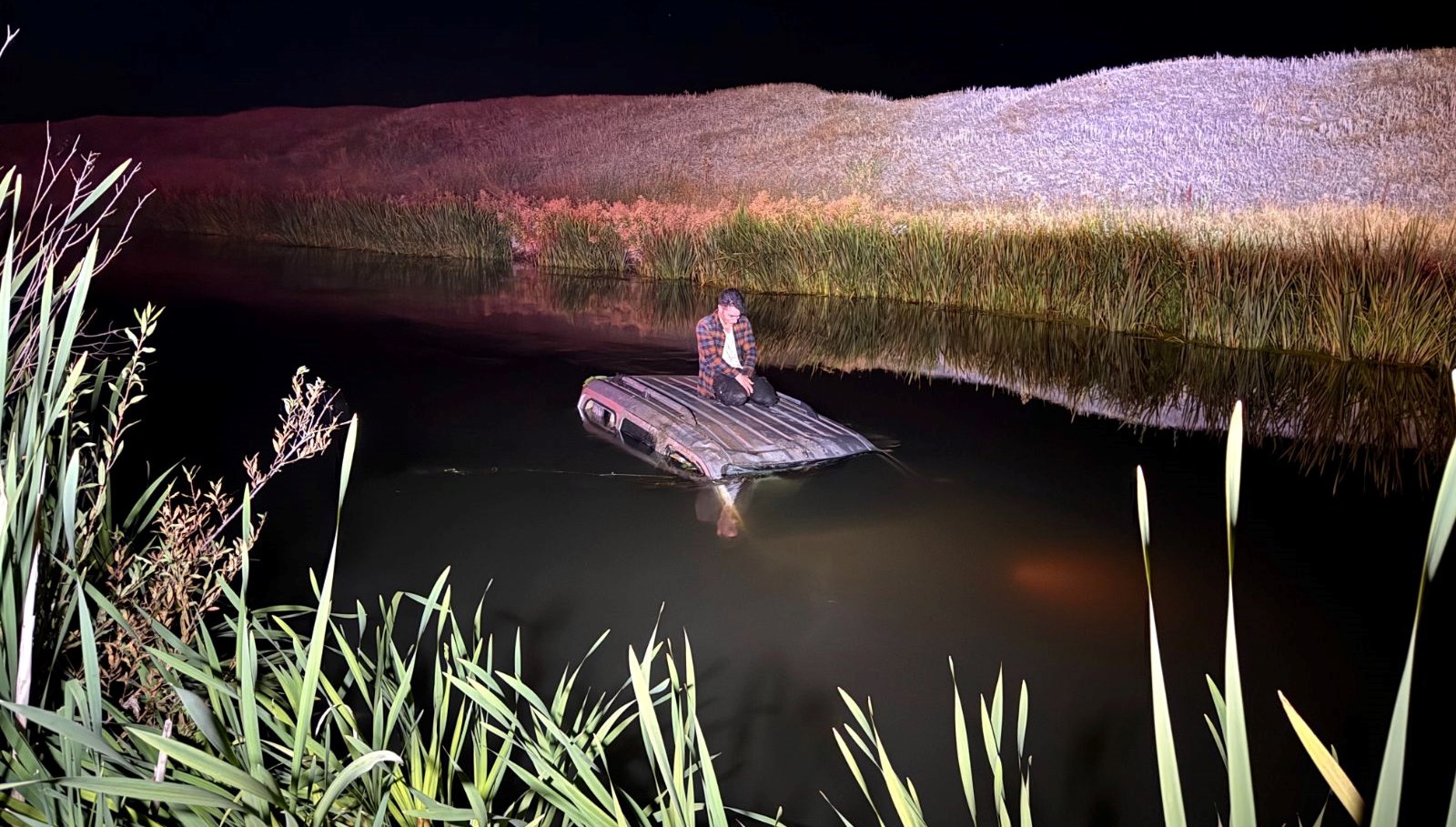 nehre dusen aracinin ustunde yardim bekledi 19uObVnN