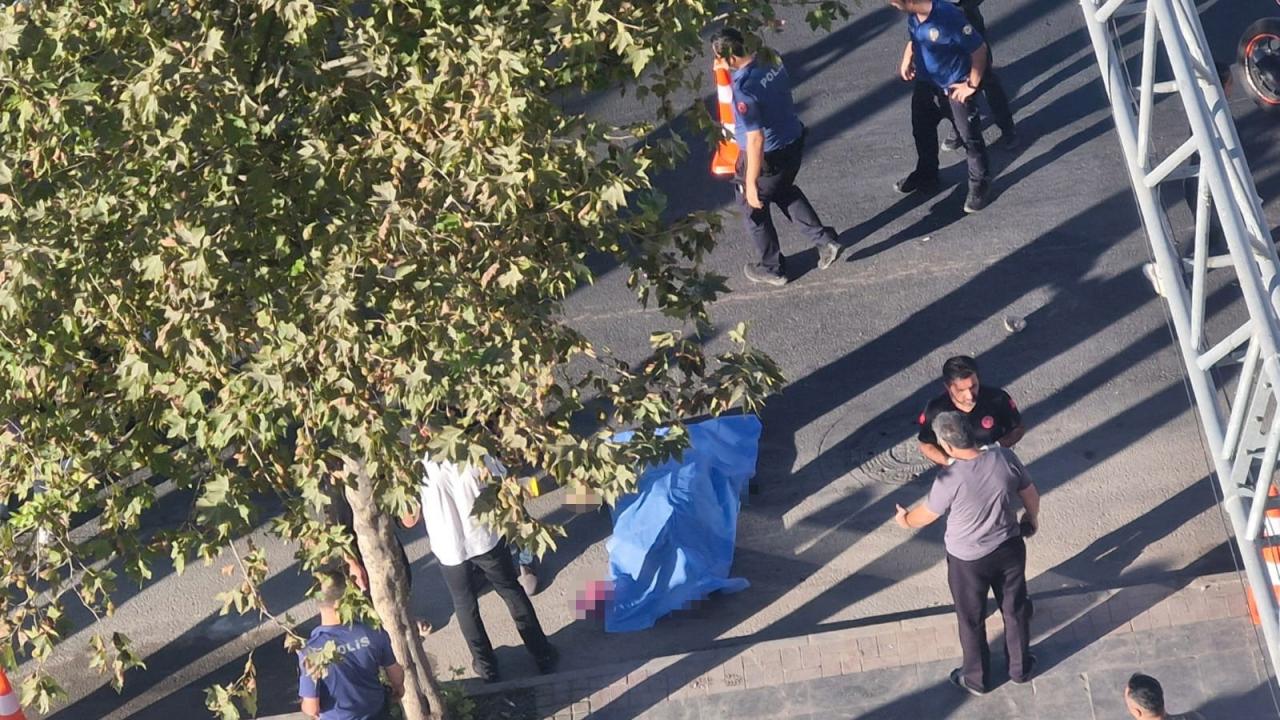 kaldirimda yururken feci son hayatini kaybetti dJ2HFr4b