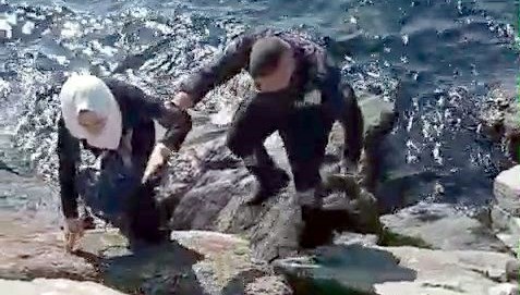 kayaliklarin arasina dustu guvenlik kurtardi dlemhvrh.jpg