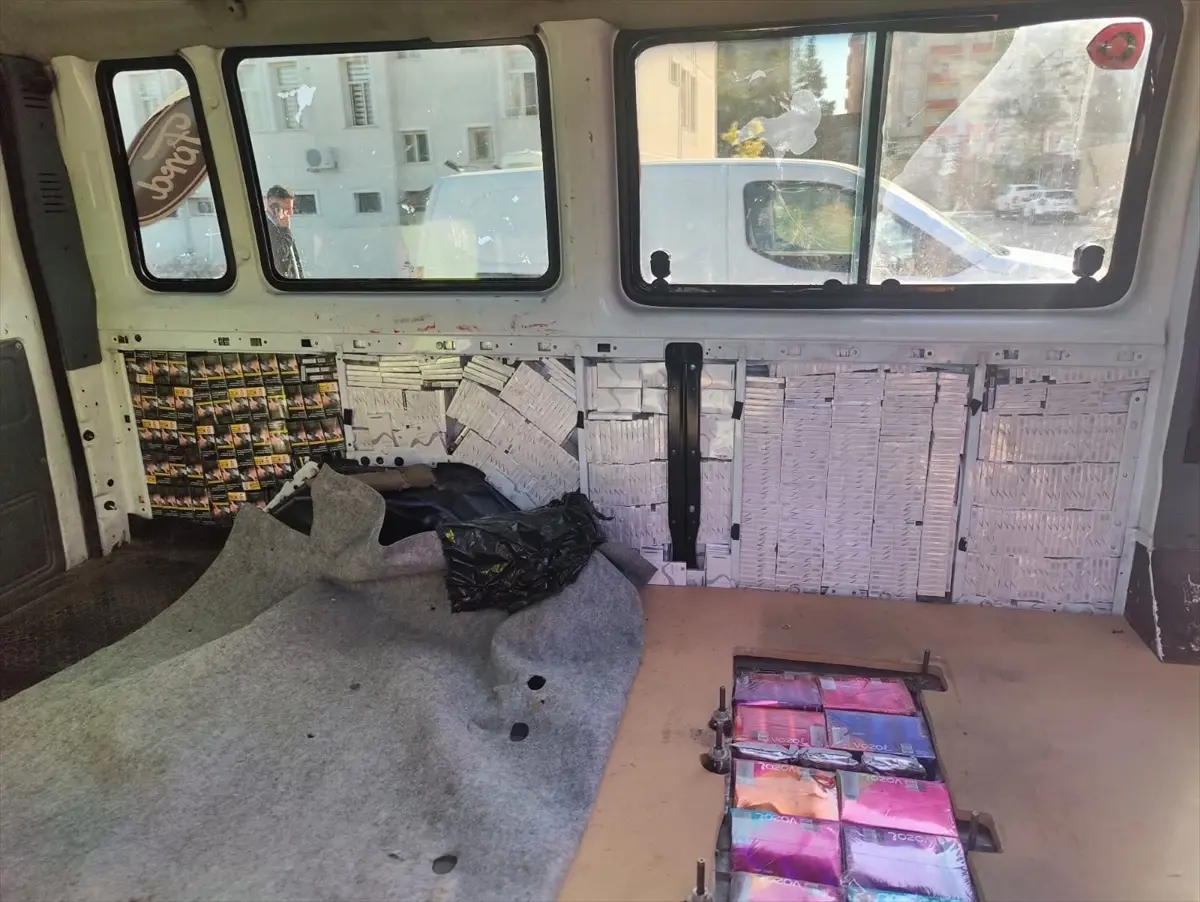 midyatta yolcu minibusunde 16 bin paket kacak sigara ele gecirildi 9bT6rpNh.jpg