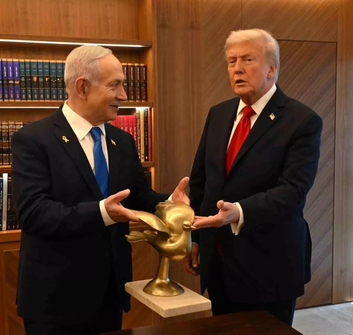 netanyahu trumpa altin guvercin hediye etti QZjJyta5.jpg