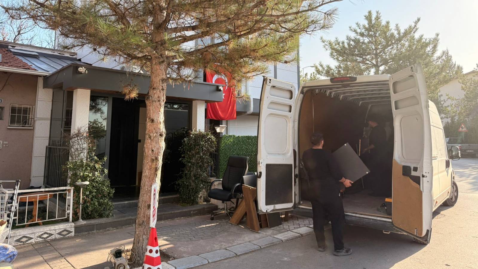 satisa cikmisti kilicdaroglu ankaradaki ofisinibosaltti mBKyVNFe.jpg